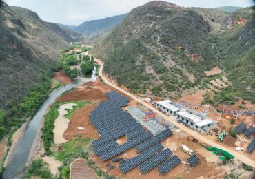 O projeto de bombeamento fotovoltaico de água de Xiaojiang, na cidade de Xuanwei, província de Yunnan, testou e enviou água com sucesso no início de maio.